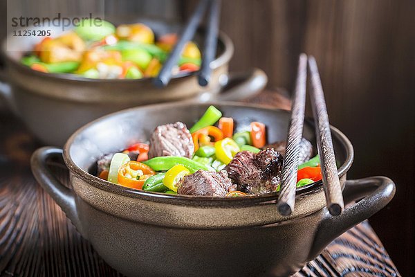 Nudeln mit Rindfleisch und Gemüse für Zwei (Asien)