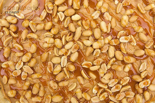 Erdnüsse auf Erdnussbutter  mit Karamellsauce übergossen