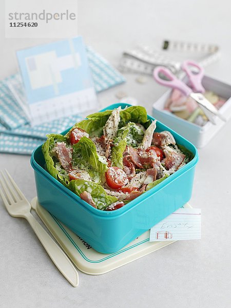 Cäsarsalat mit Hähnchen in Lunchbox