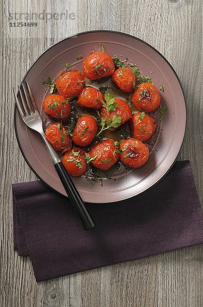 Gebratene Tomaten mit Kräutern auf Teller