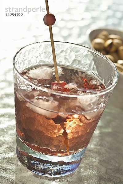 Whiskey-Cocktail mit Kirschen