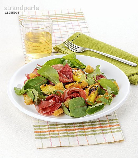 Salat mit gegrillten Pfirsichen  Rote-Bete-Blätter  Rohschinken und Croutons