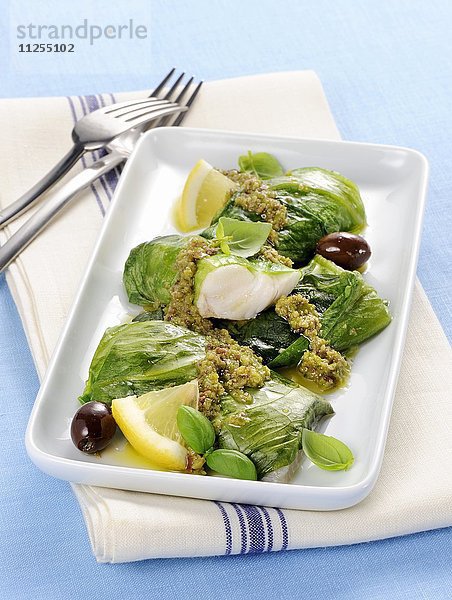 Seehecht-Salat-Röllchen mit grüner Olivensauce und Zitrone