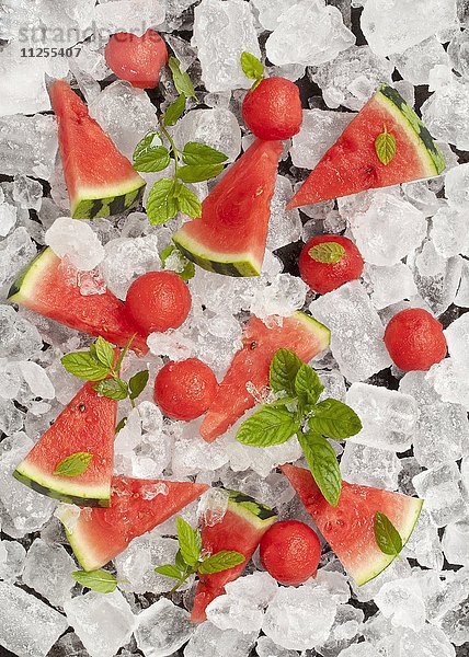 Wassermelone und frische Minze auf Eiswürfeln