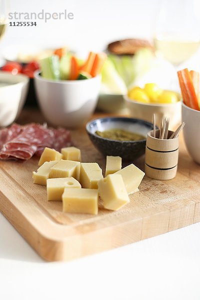 Snack-Platte mit Käse  Wurst und Gemüse