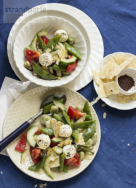 Fatoush-Salat mit Bohnen  Tomaten  Gurken  Labneh und Fladenbrot