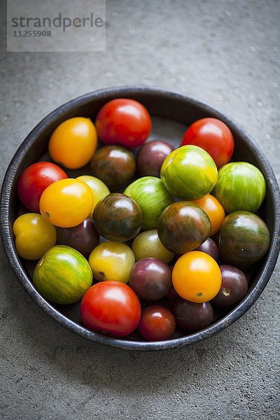 Verschiedene Tomaten in Schälchen