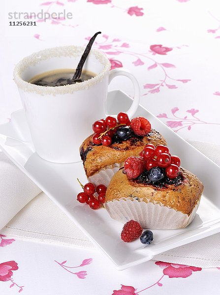 Kleine Beerenkuchen und Kaffee