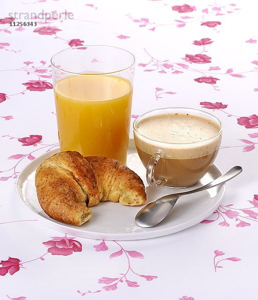 Frühstück mit Cappuccino  Croissant und Orangensaft