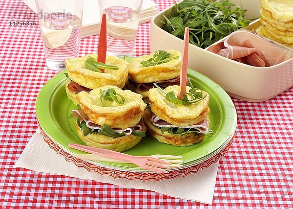 Omelett-Sandwiches mit Rohschinken und Rucola