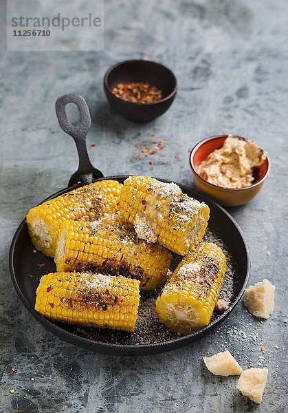 Gegrillte Maiskolben mit Kräuterbutter und Parmesan