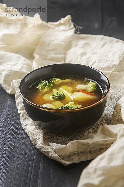 Vegetarische Suppe mit Blumenkohl  Broccoli und Karotten