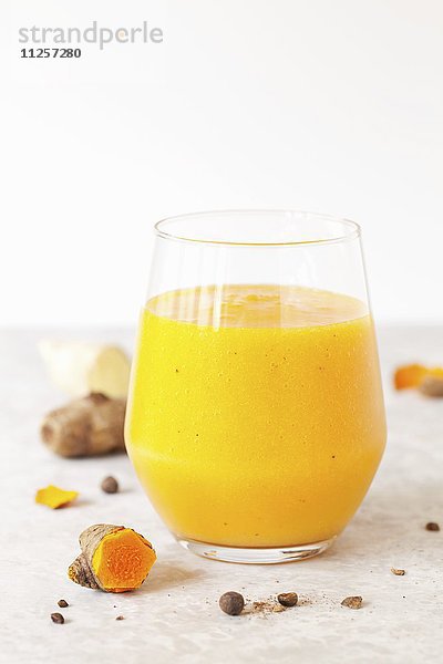Ein Glas Mango-Ananas-Smoothie mit Kurkuma