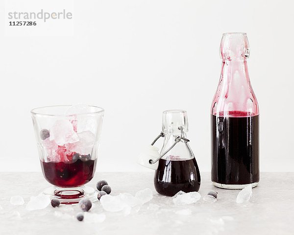 Schwarzer Johannisbeersirup mit Vanille in Glas und Flaschen