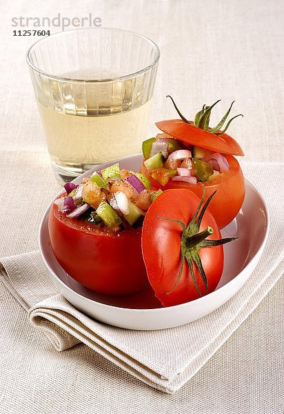 Tomaten mit Gazpacho-Füllung