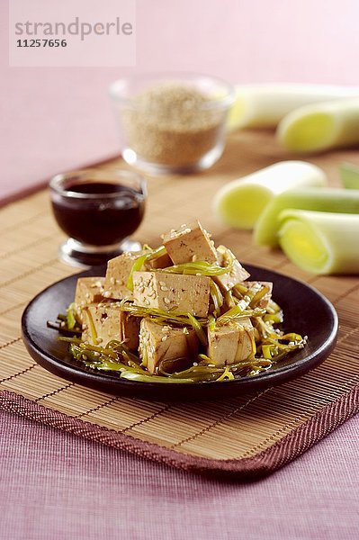 Tofu mit Lauch  Sesam und Sojasauce (Asien)