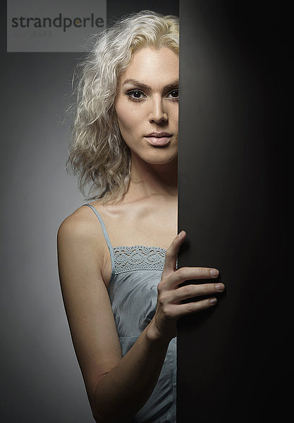 Studio-Porträt einer jungen Frau mit weißem Haar
