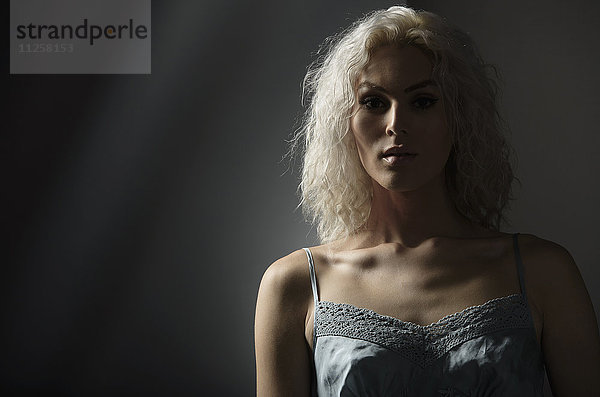 Studio-Porträt einer jungen Frau mit weißem Haar