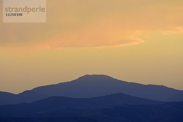 USA  Colorado  Denver  Stimmungsvoller Himmel über Bergkette