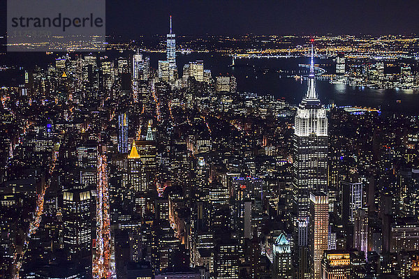 USA  New York  New York City  Manhattan  Luftaufnahme der beleuchteten Skyline bei Nacht