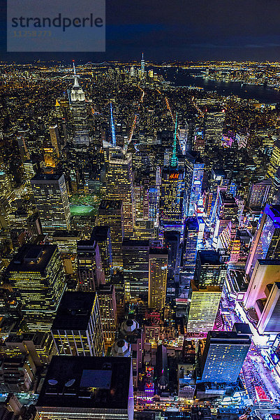 USA  New York  New York City  Manhattan  Luftaufnahme der beleuchteten Skyline mit Times Square bei Nacht