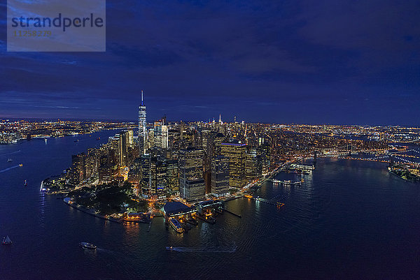 USA  New York  New York City  Manhattan  Luftaufnahme der beleuchteten Skyline mit Hafen bei Nacht