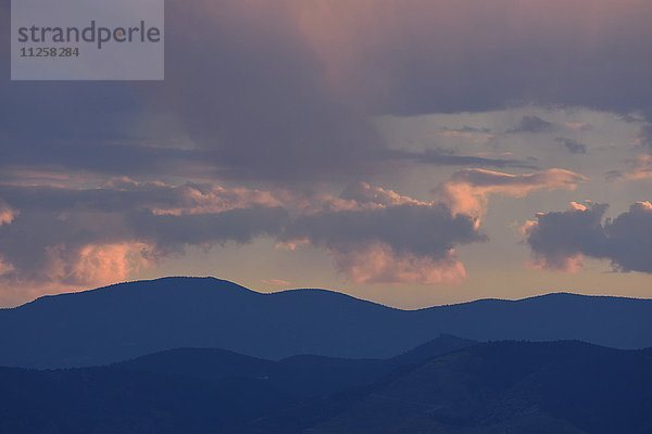 USA  Colorado  Denver  Bunter Abendhimmel über Bergkette