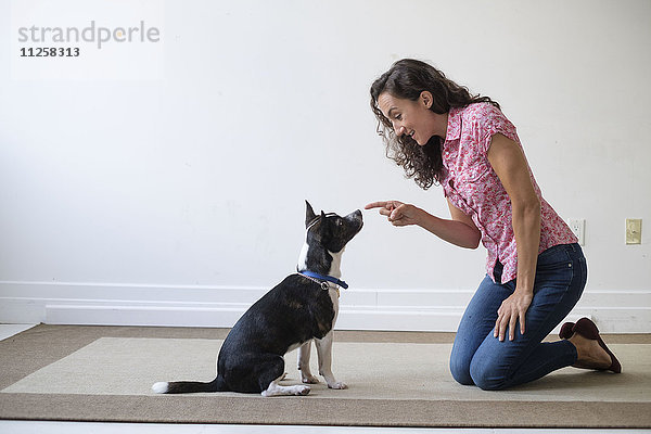 Junge Frau trainiert ihren Hund