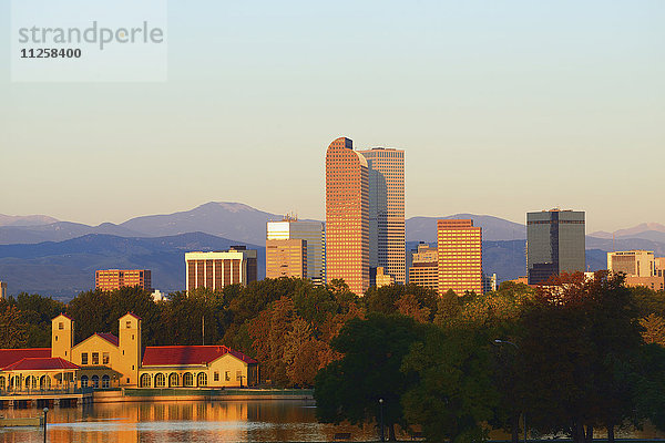 USA  Colorado  Denver  Stadtpark mit Gebäuden im Hintergrund in der Morgendämmerung