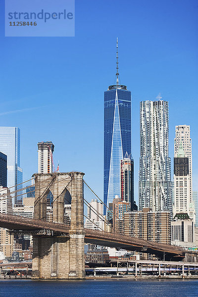 USA  New York State  New York City  Manhattan  Brooklyn Bridge mit Skyline der Innenstadt