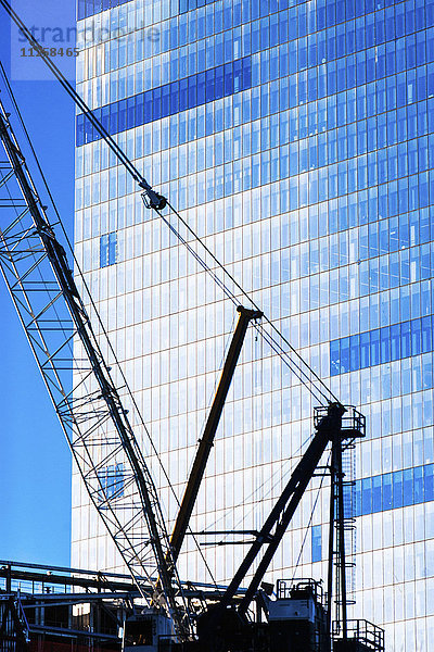 USA  New York State  New York City  Manhattan  Detail von Kran und Bürogebäude