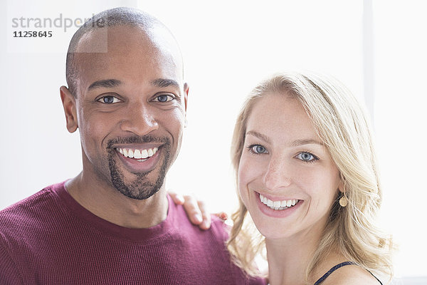 Porträt eines glücklichen multiethnischen Paares