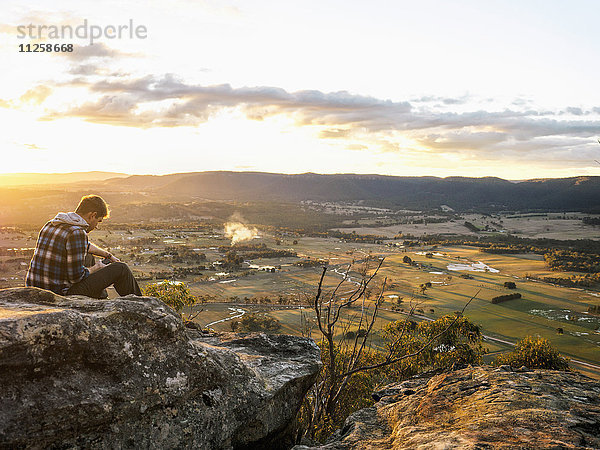 Australien  New South Wales  Mann mit Blick auf den Mount York