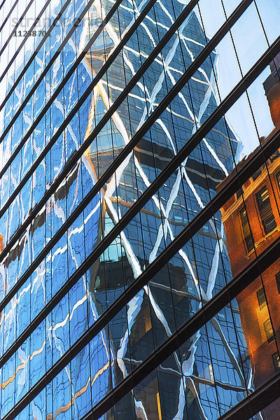 USA  New York  New York City  Glasfassade eines Bürogebäudes