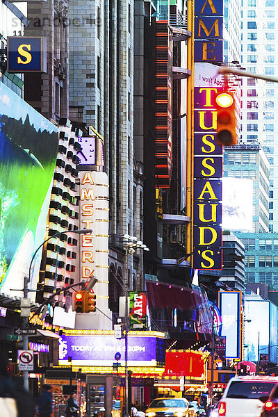 USA  New York  New York City  Times Square  42. Straße  Neonlichter und Werbung auf der Straße