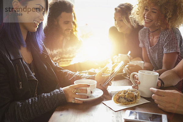 Gruppe von Freunden in einem Cafe