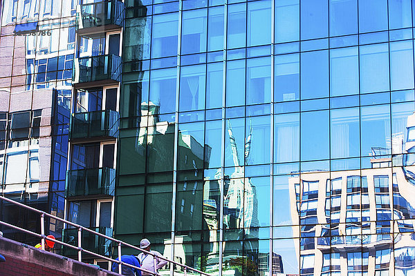 USA  New York  New York City  Glasfassade eines Bürogebäudes