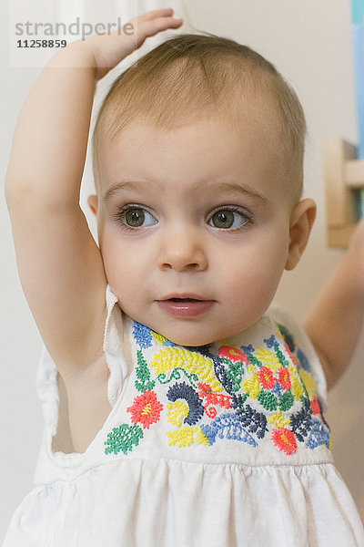 Porträt eines kleinen Mädchens (18-23 Monate)