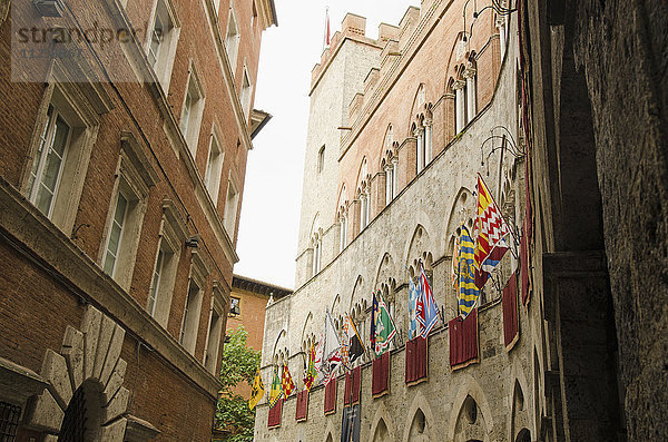 Italien  Siena  Blick auf eine Straße in der Altstadt