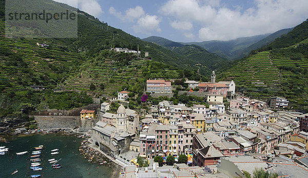 Italien  CinqueTerre  Vernazza  Landschaft mit Stadt am Meer