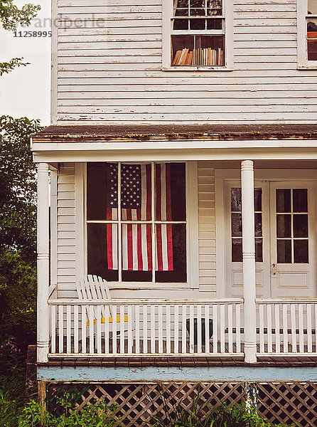 USA  Maine  Knox  amerikanische Flagge hängt im Haus