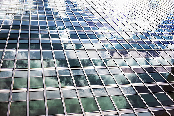 USA  New York State  New York City  Himmel  der sich in der Fassade eines Wolkenkratzers spiegelt