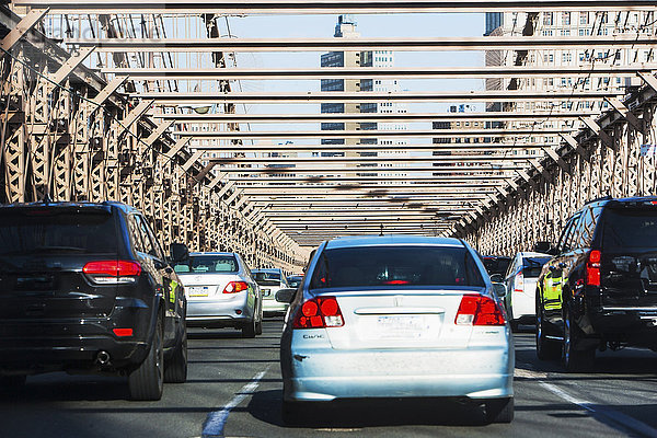 USA  New York State  New York City  Verkehr auf der Brooklyn Bridge