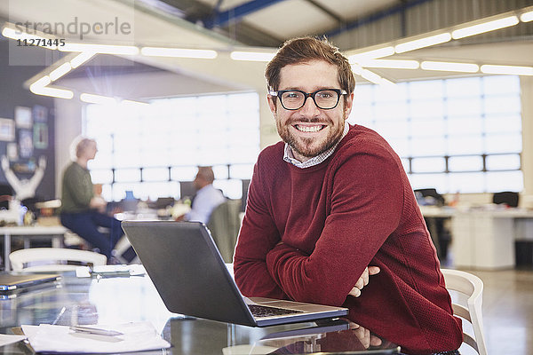 Porträt lächelnde Geschäftsfrau arbeitet am Laptop im Büro