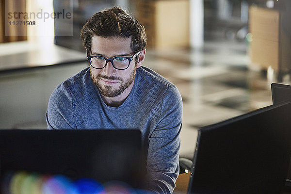 Geschäftsmann arbeitet am Computer im Büro