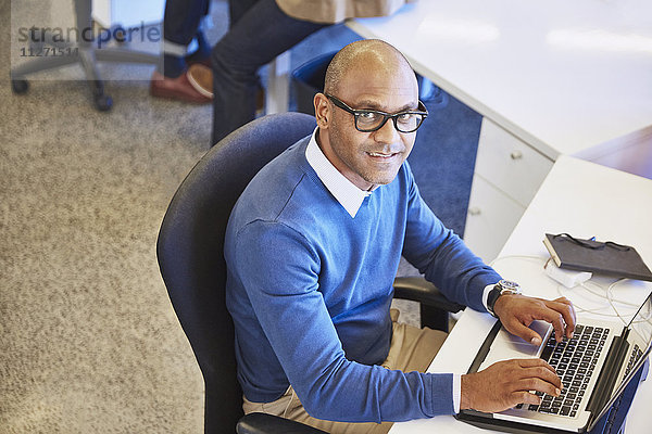 Porträt Geschäftsmann arbeitet am Laptop im Büro