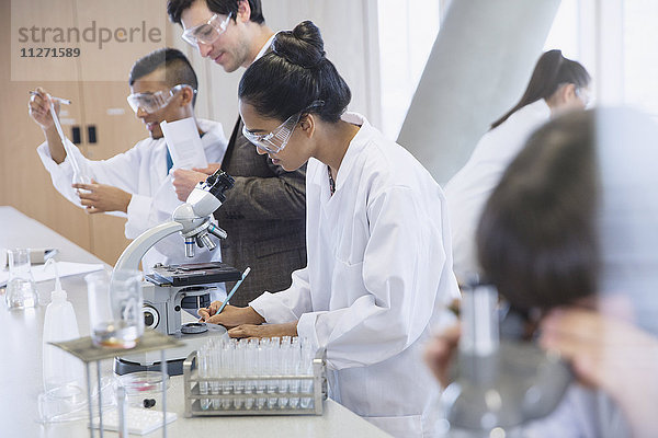 Studentinnen  die wissenschaftliche Experimente im naturwissenschaftlichen Labor durchführen