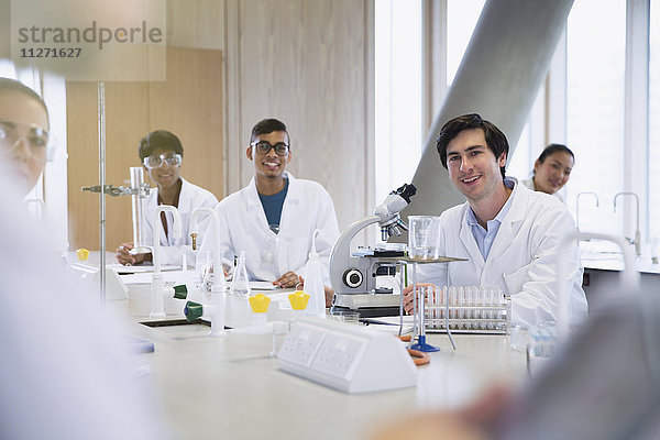 Portrait lächelnde Studenten im Klassenzimmer des Wissenschaftslabors