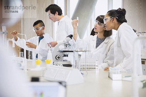 Studenten  die wissenschaftliche Experimente im Klassenzimmer des Wissenschaftslabors durchführen.
