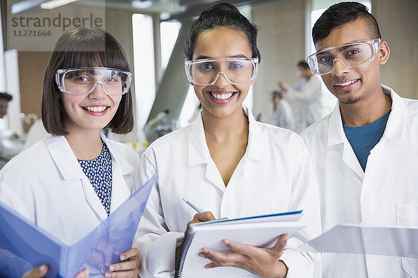 Portrait lächelnde Studenten in wissenschaftlichen Laborkitteln